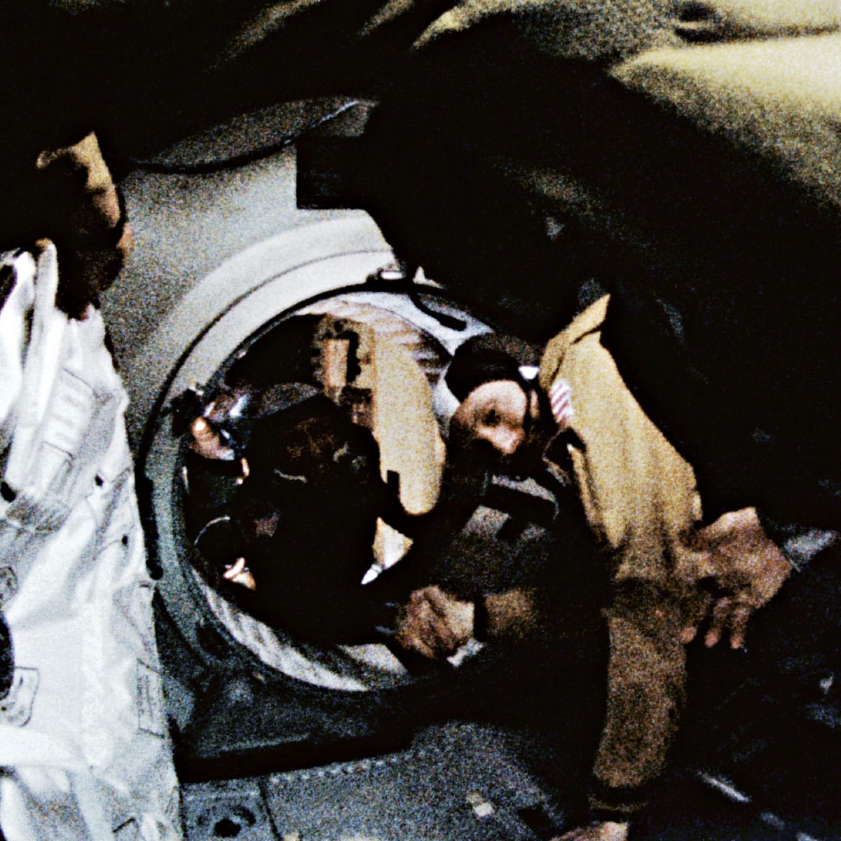 湯姆斯‧斯塔福德與阿列克謝‧列昂諾夫在兩座太空站之間會合