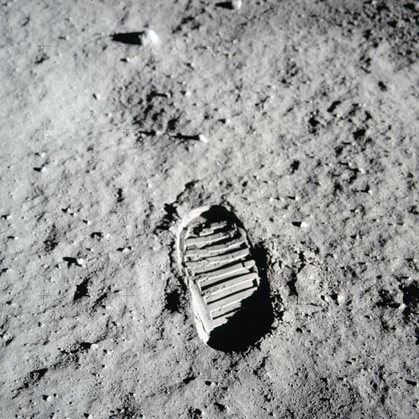 首次月球之旅在月球表面所留下的經典足跡