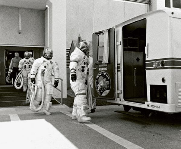 穿著全套太空服的阿波羅13號太空人