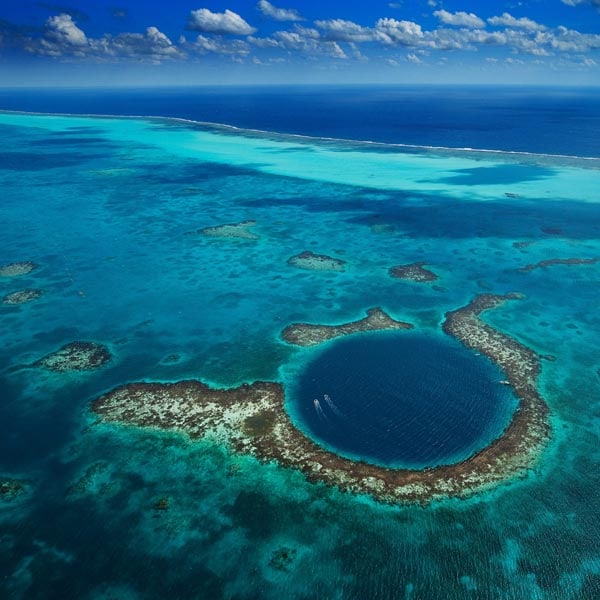 加勒比海大藍洞的相片，攝影師為楊‧亞祖貝彤