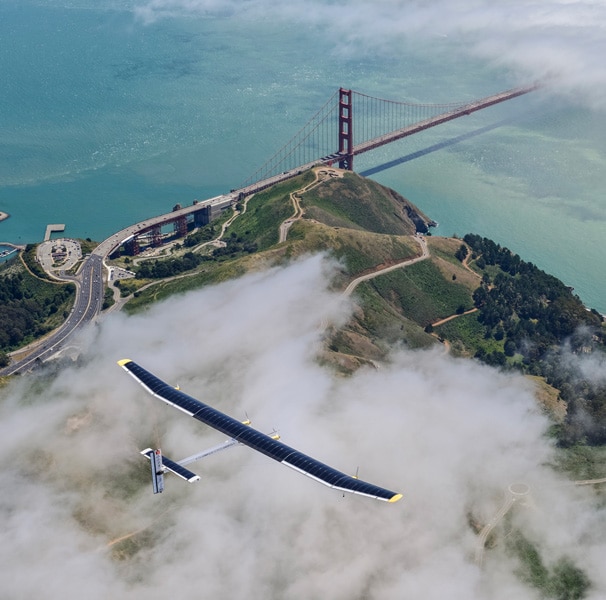 在金門大橋上空高飛的Solar Impulse